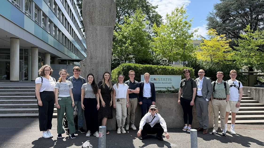 Studierende und Dozierender des Seminars WSDR Exkursion zum Statistischen Bundesamt 