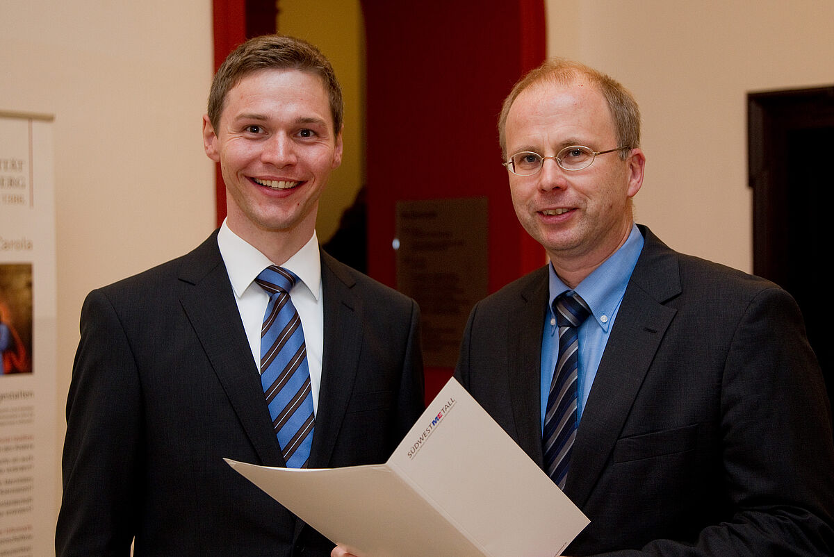 Südwestmetall-Vorsitzender Dr. Rainer Dulger (rechts) gratuliert Dr.-Ing. Mirko Mählisch zum Südwestmetall-Förderpreis.