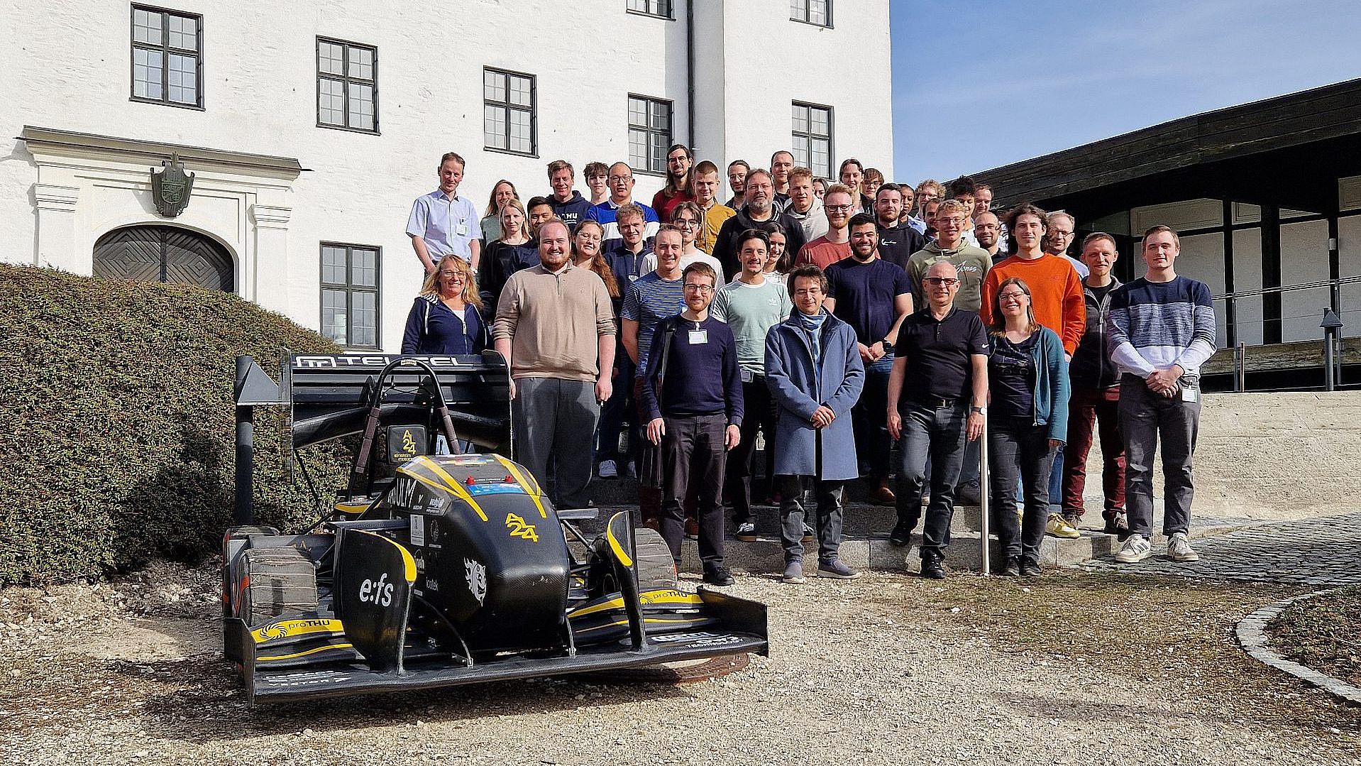Studierende und Dozierende im Studiengang CSE vor dem Wissenschaftszentrum Schloss Reisensburg 2025