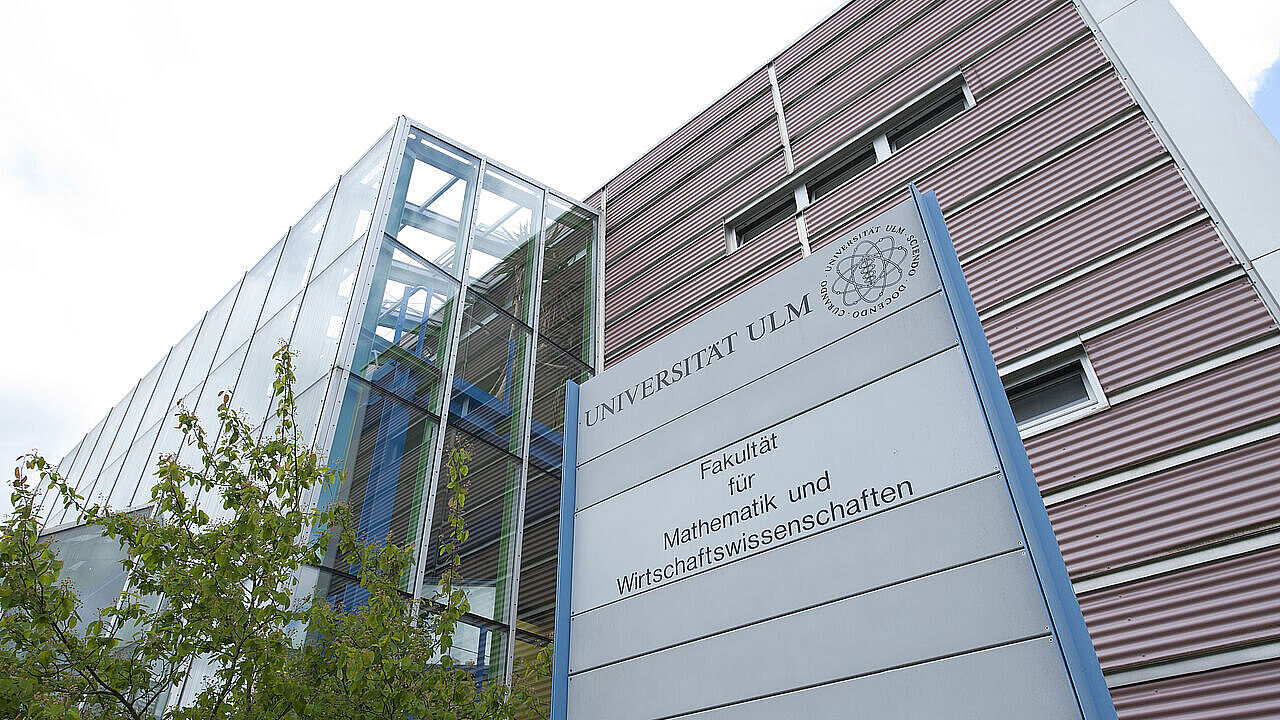 Gebäude der Fakultät für Mathematik und Wirtschaftswissenschaften, Helmholtzstr. 18 Gebäude der Fakultät für Mathematik und Wirtschaftswissenschaften, Helmholtzstr. 18