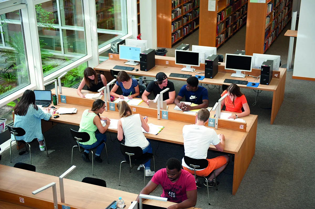 Studierende im Lernbereich der Bibliothek 