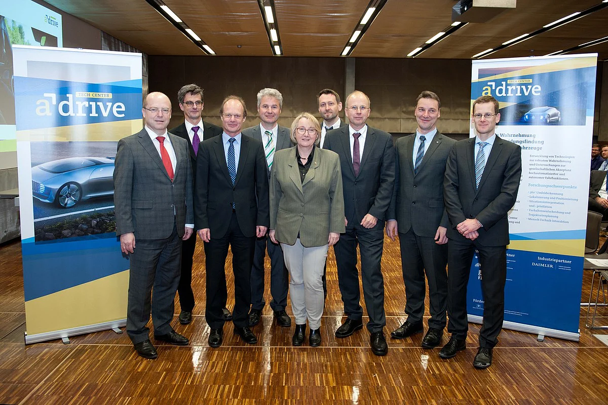 Ministerin Theresia Bauer mit Partnern des Tech Center