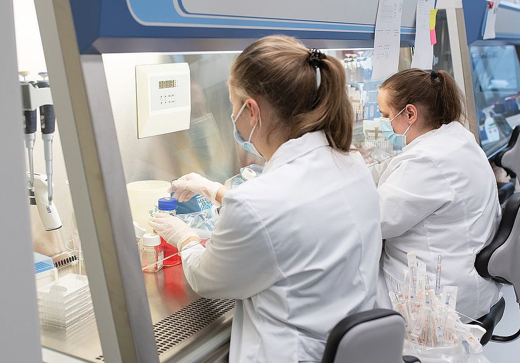 Wissenschaftlerinnen Wissenschaftlerinnen am Arbeiten im Labor