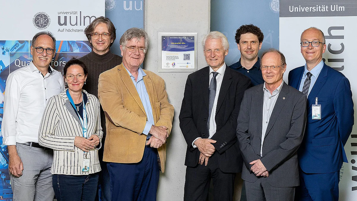 Gruppenbild Übergabe Quantenplakette 