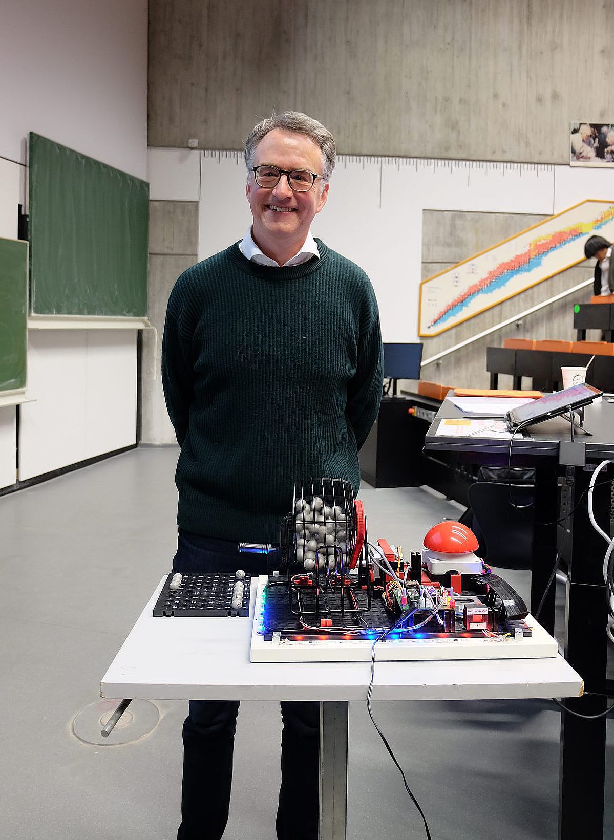 Prof. Carl Krill mit seiner »Kugel des Todes«, einer umgebauten Bingo-Maschine 