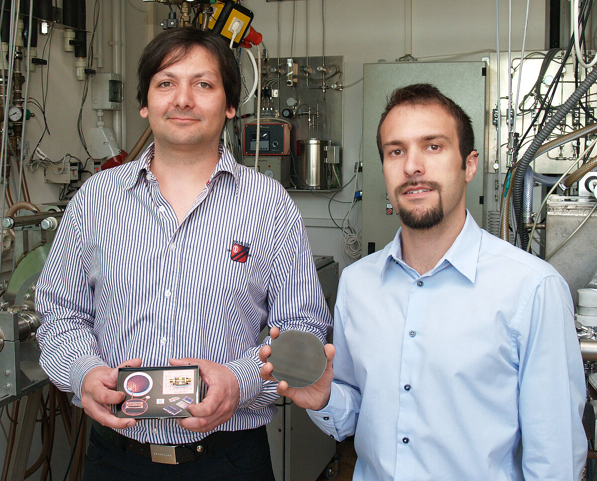 Joachim Kusterer (links) und Michele Dipalo sind stolz auf die von ihnen entwickelten Mikroschalter und Sensoren: "Kennen dazu weltweit keine vergleichbaren Alternativen"
Die Demo-Version des mikromechanischen Hochleistungsschalters auf Diamantbasis: Kon