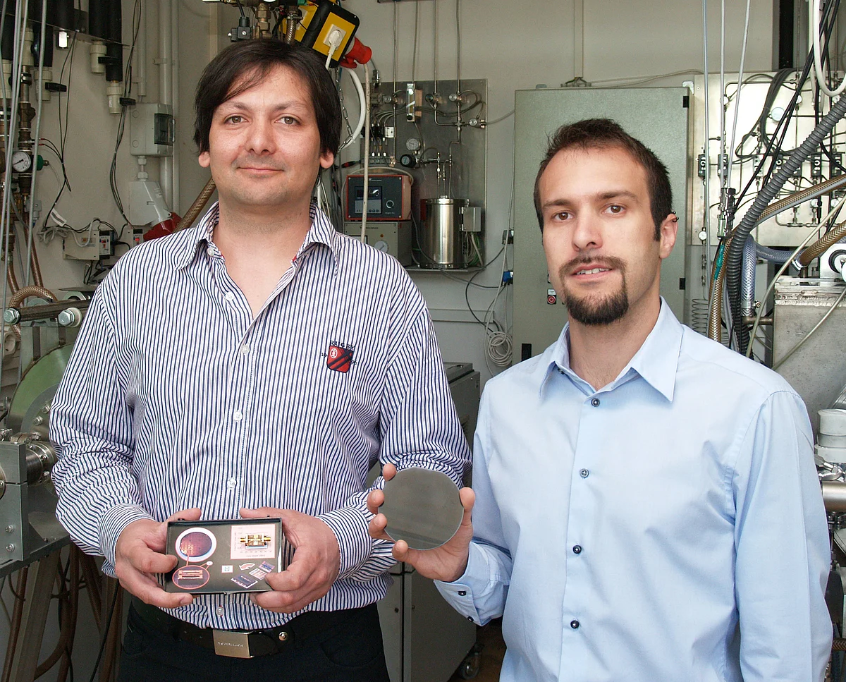 Joachim Kusterer (links) und Michele Dipalo sind stolz auf die von ihnen entwickelten Mikroschalter und Sensoren: "Kennen dazu weltweit keine vergleichbaren Alternativen"
Die Demo-Version des mikromechanischen Hochleistungsschalters auf Diamantbasis: Kon