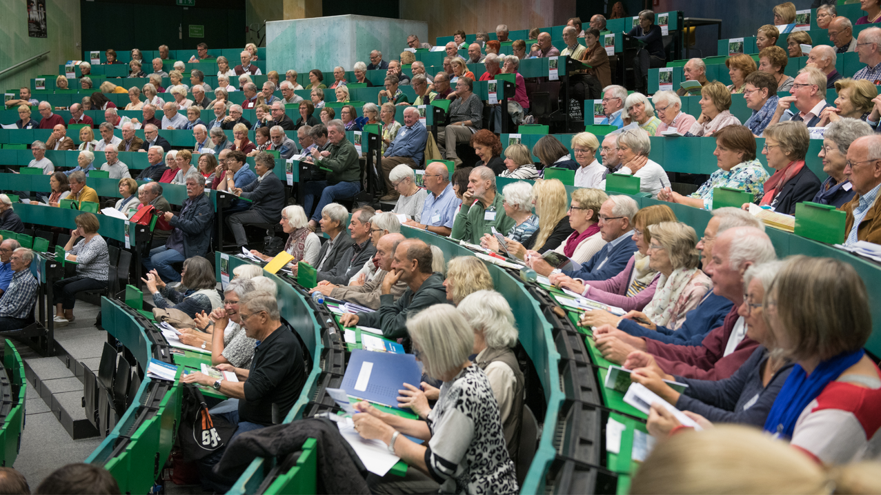 Akademieteilnehmende im Hörsaal