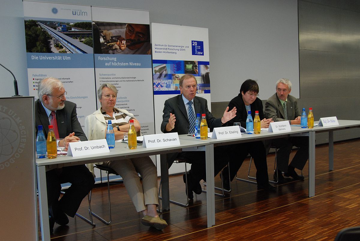 Bei der Unterzeichnung der Kooperationsvereinbarung zum Thema „Elektrochemische Grundlagen der Energiespeicherung“ in Ulm: (v.l.) Professor Eberhard Umbach (Forschungszentrum Karlsruhe), Bundesforschungsministerin Dr. Annette Schavan, Professor Karl J