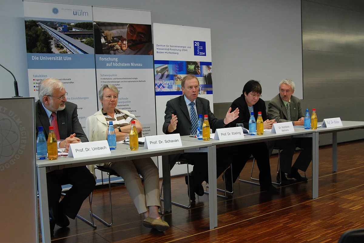 Bei der Unterzeichnung der Kooperationsvereinbarung zum Thema „Elektrochemische Grundlagen der Energiespeicherung“ in Ulm: (v.l.) Professor Eberhard Umbach (Forschungszentrum Karlsruhe), Bundesforschungsministerin Dr. Annette Schavan, Professor Karl J