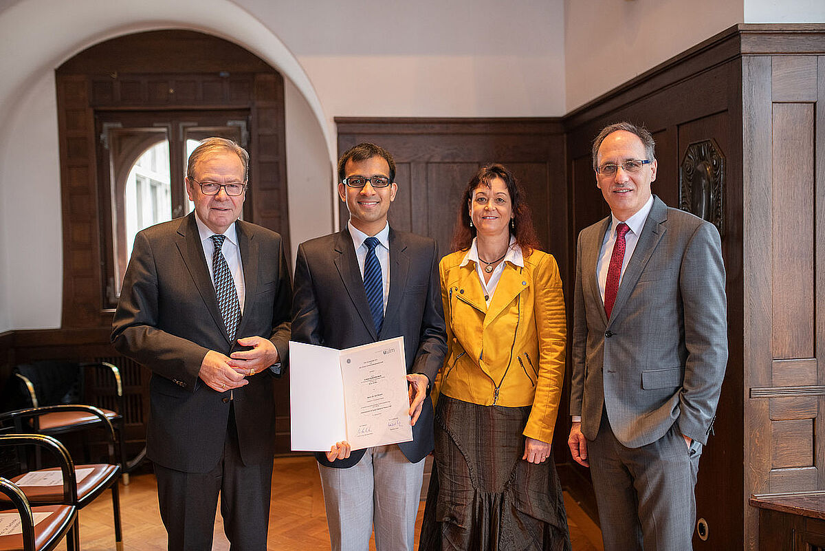 Dr. Ish Dhand mit UUG-Vorstand Manfred Oster, Laudatorin Prof. Simone Sommer und Prof. Joachim Ankerhold