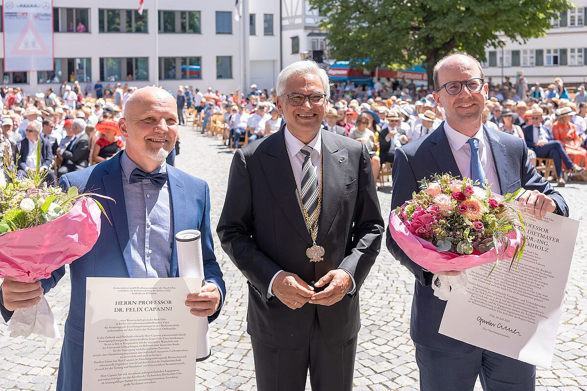 Der Ulmer Oberbürgermeister Gunter Czisch mit den Preisträgern