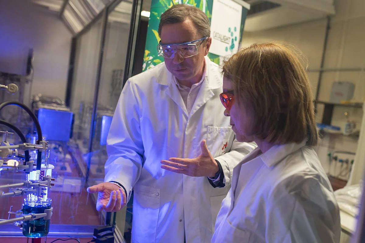 Prof. Sven Rau und Wissenschaftsministerin Petra Olschowski im Labor