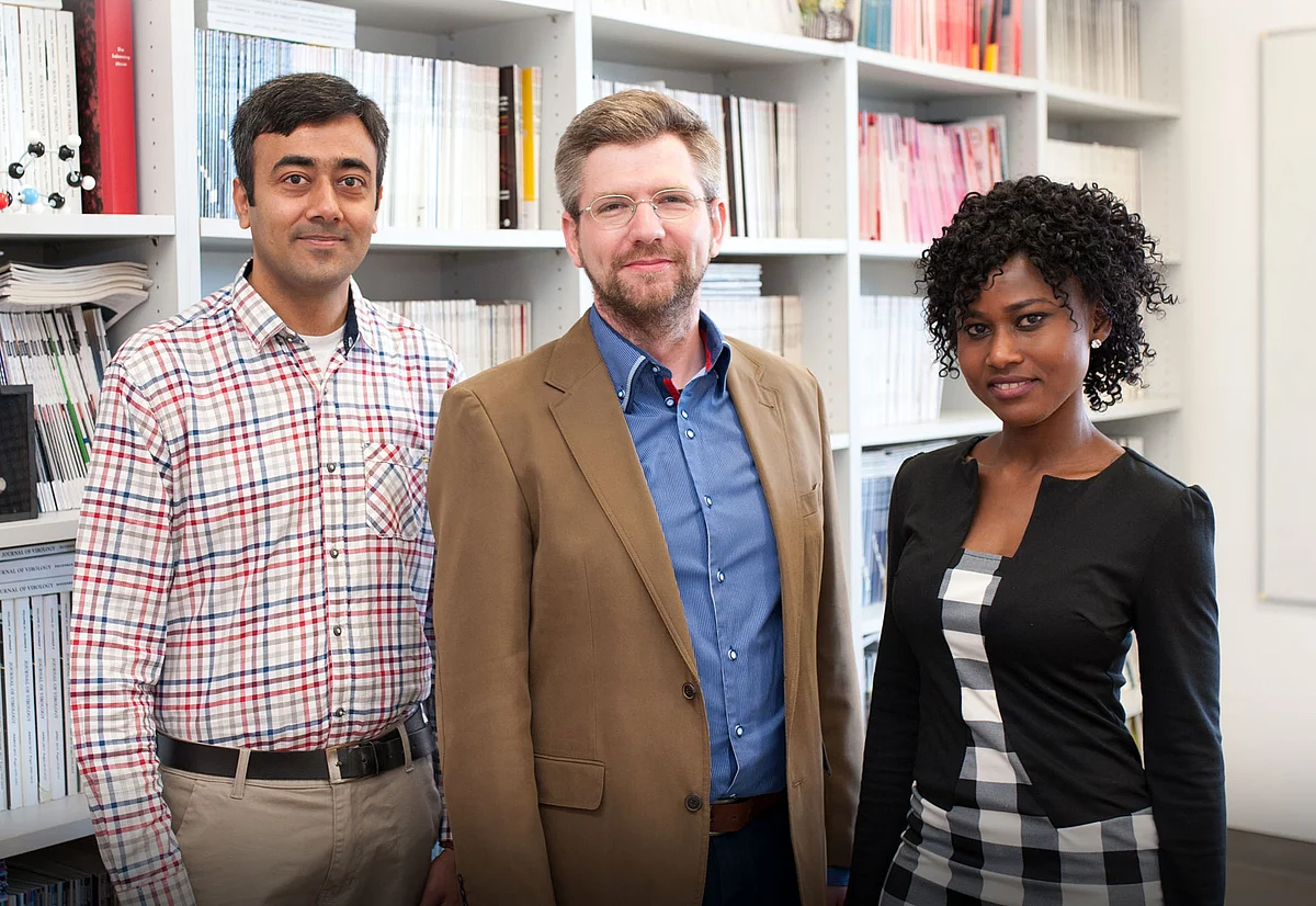v.l.: Syed F. Hassnain Waqas, Dr. habil. Tamás Röszer, Grace Ampem
