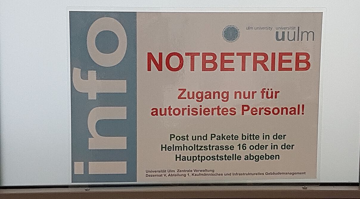 Schild über Notbetrieb an der Uni