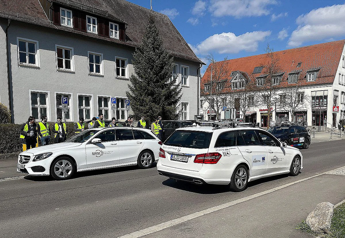 Die automatisierten Versuchsfahrzeuge der Uni Ulm bei der Demofahrt zum kooperativen Fahren.