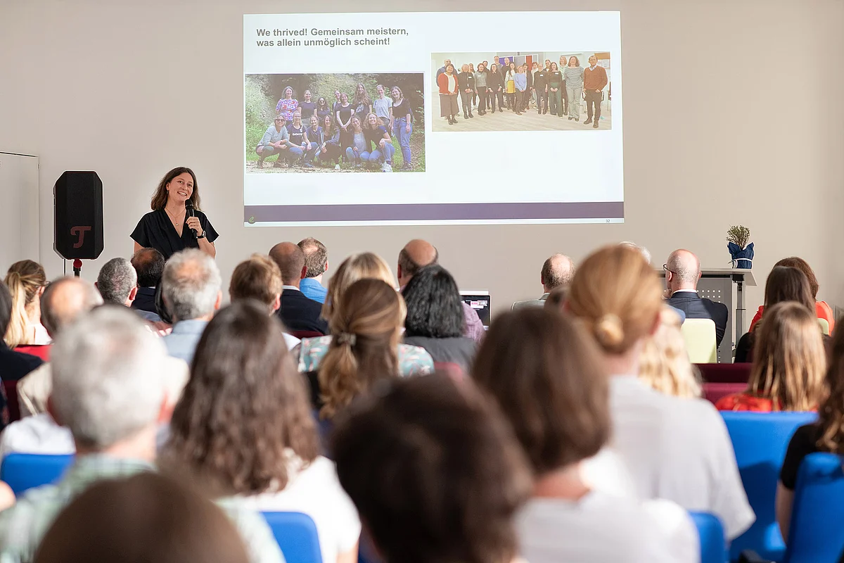 Prof. Iris-Tatjana Kolassa bei ihrem Vortrag 