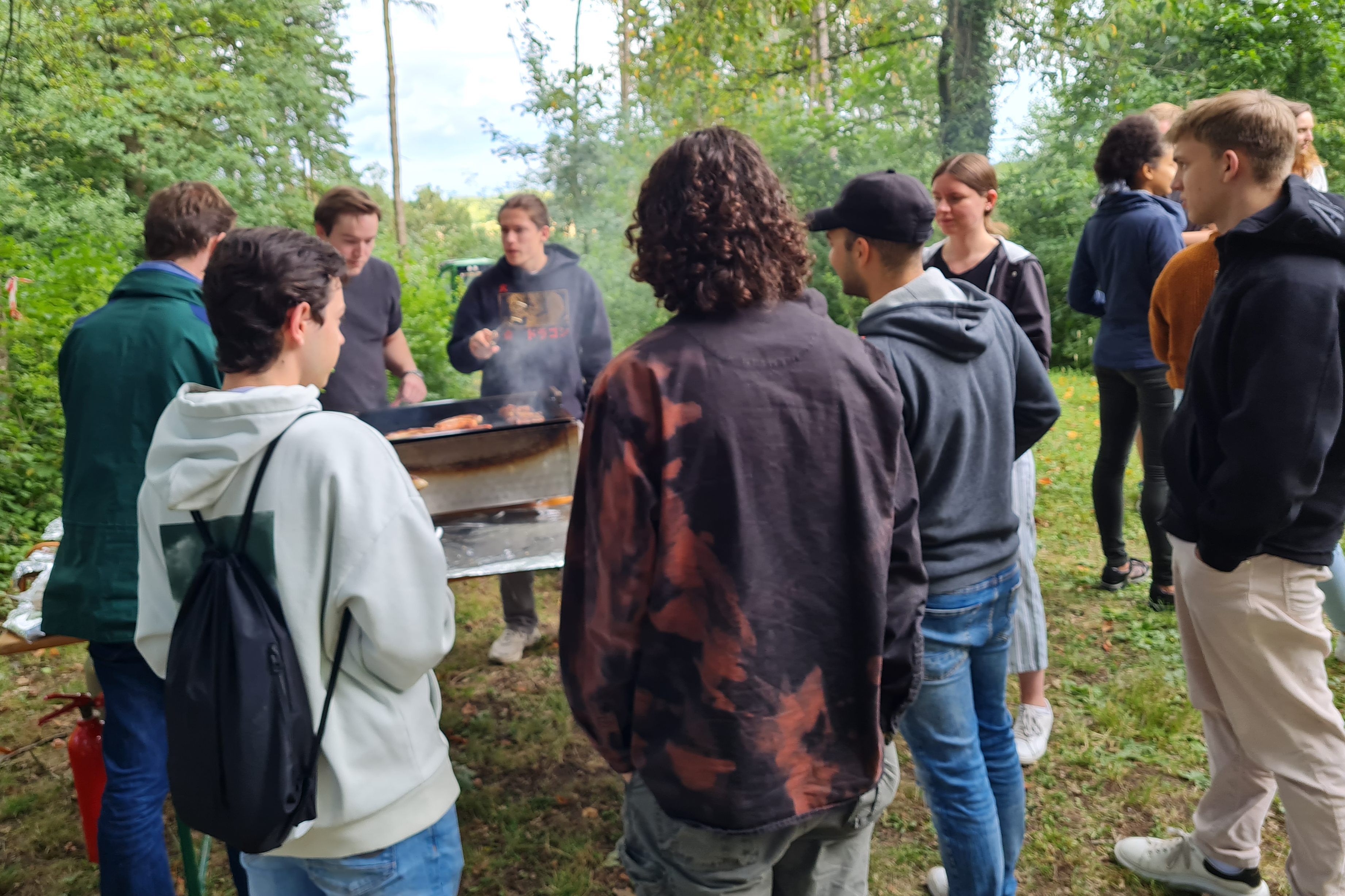 Sozial Event beim MaWi Summer Camp - Grillen an der Uni mit Studieninteressierten, Dozenten, Studierende zum intensiven Austausch