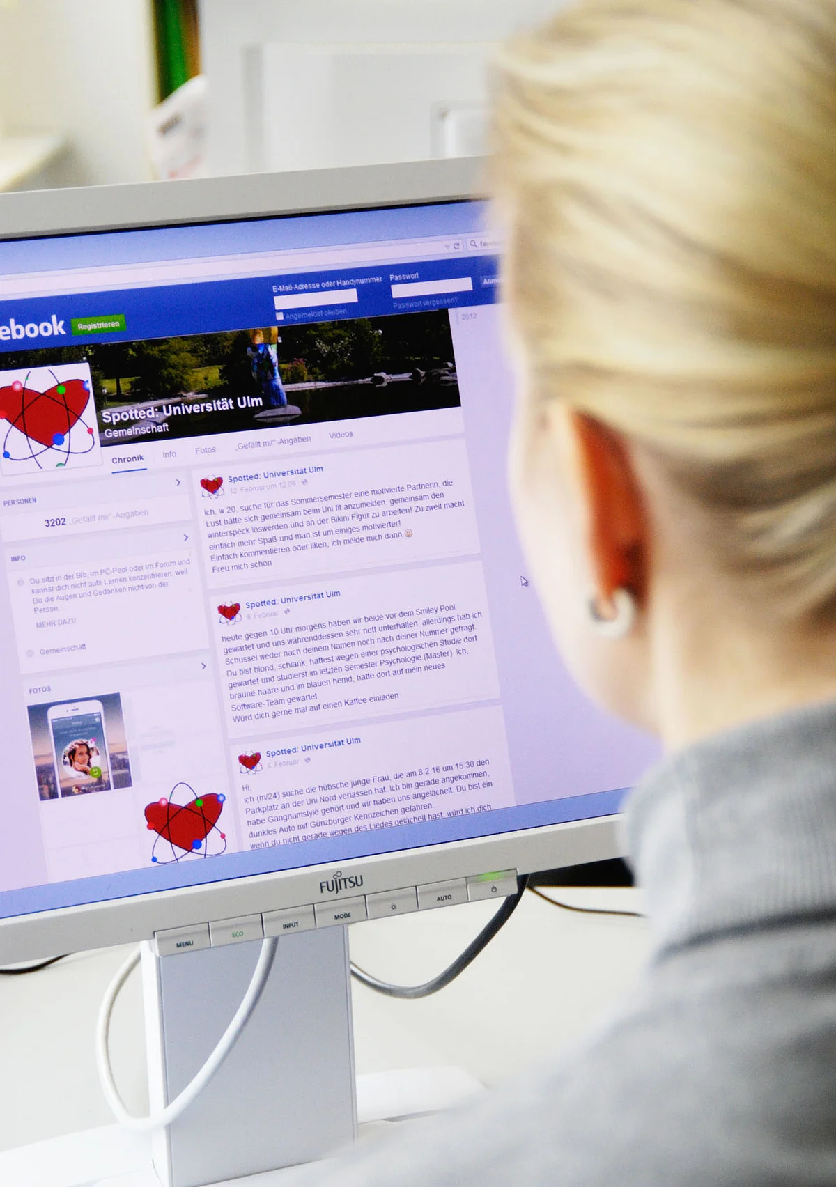 Eine Frau surft am PC in einem sozialen Netzwerk