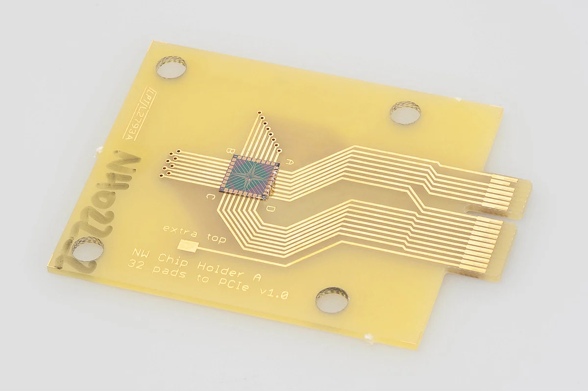 Chip mit Nanodrähten auf einer Leiterplatine 