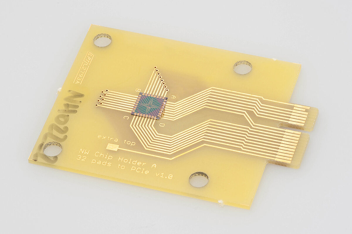 Chip mit Nanodrähten auf einer Leiterplatine 