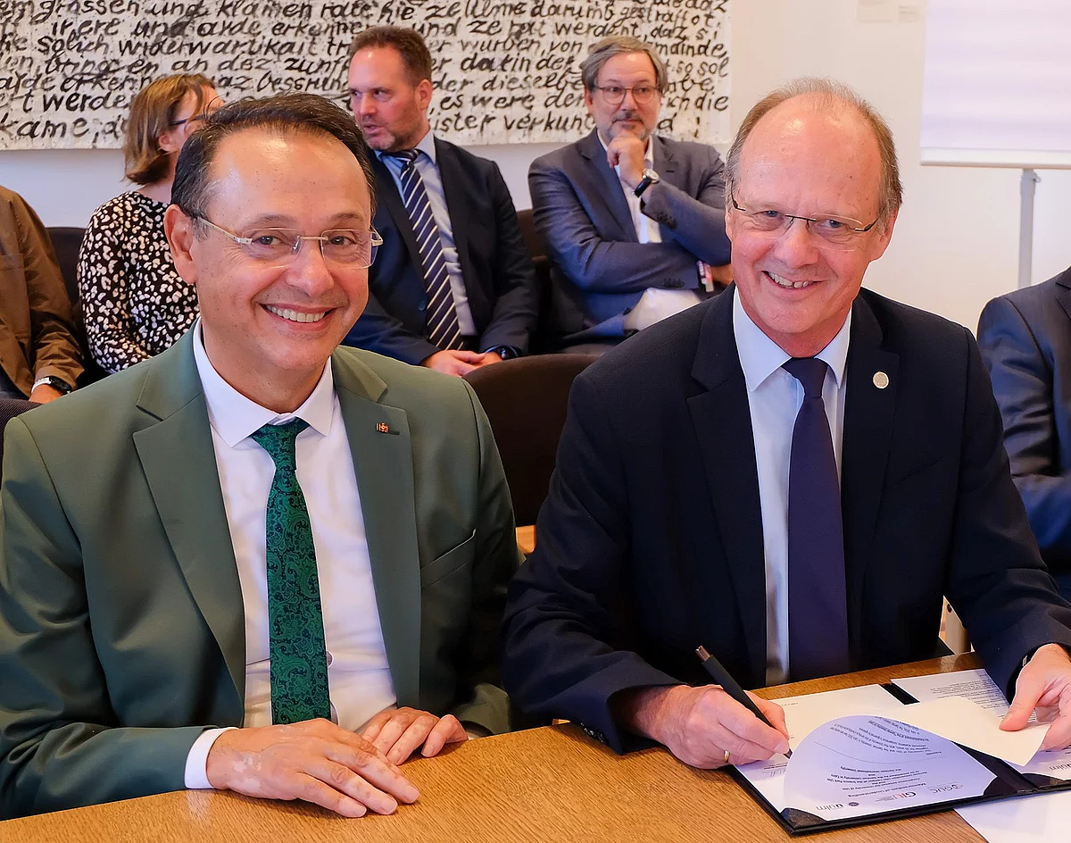 Prof. Ashraf Mansour und Prof. Michael Weber bei der Unterzeichnung der Vereinbarung im Ulmer Rathaus 