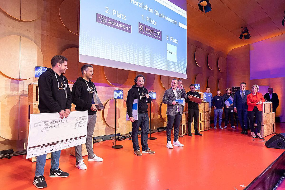 Die Startup-Gründer von benchANT bedanken sich für ihren CyberOne Preis