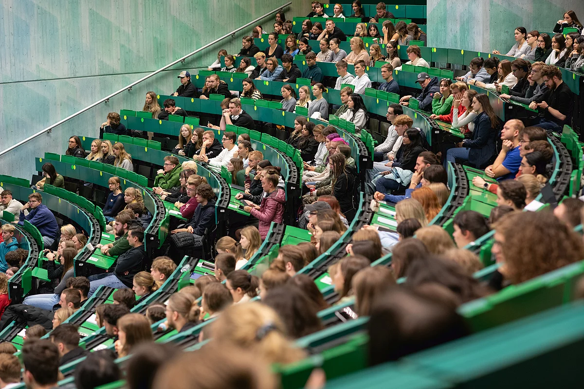Viele neue Studierende hörten dem Präsidenten live im Hörsaal 4/5 zu.