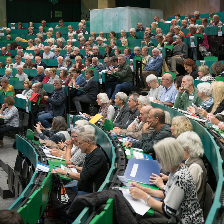 Voller Hörsaal bei der Herbstakademie des ZAWIW