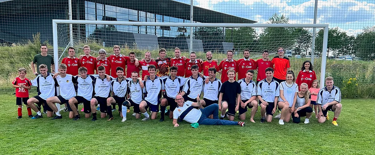 Gruppenbild des Zweitsemesterkicks der Fakultät MaWi der Zweitsemesterstudierenden gegen die Dozierenden