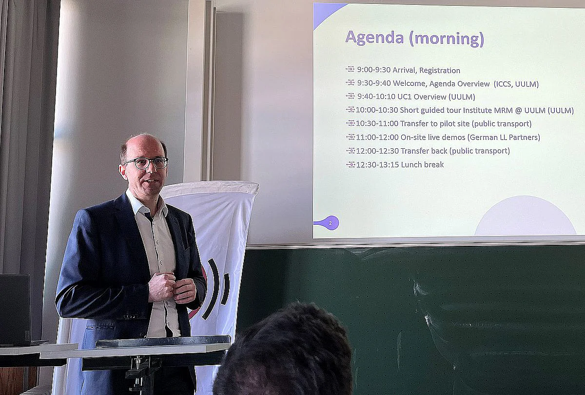 Prof. Michael Buchholz von der Uni Ulm informiert bei der Begrüßung über den Programmablauf
