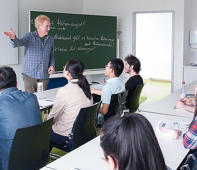 Unterrichtsraum mit Studierenden