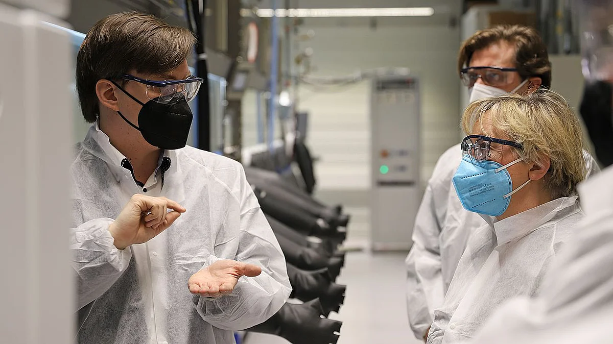 Prof. Stein erklärt Theresia Bauer die Anlage