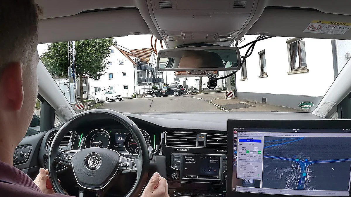 Fahrzeuginnenperspektive eines automatisierten Fahrzeuges an der Pilotanlage des LUKAS Projektes
