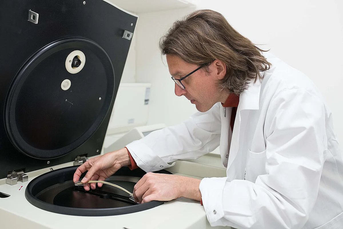 Prof Steven Jansen demonstrates the centrifuge “Chinatron” 