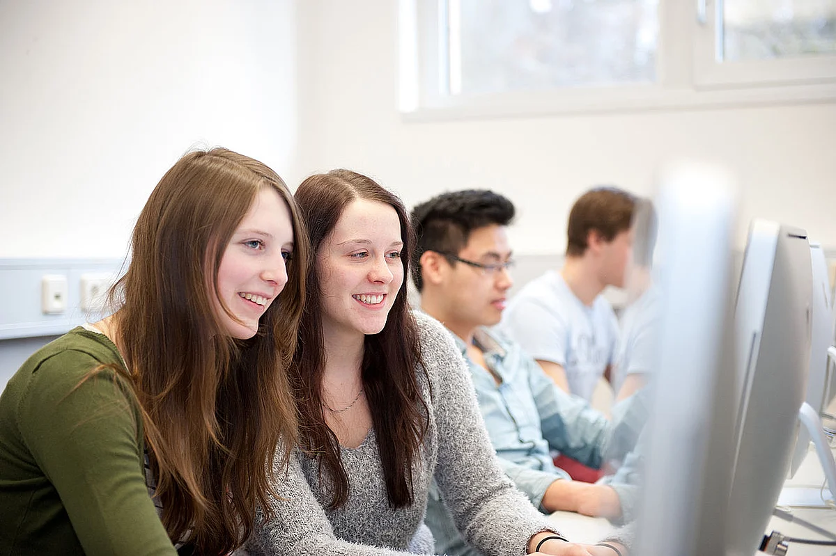 Studierende arbeiten am Computer