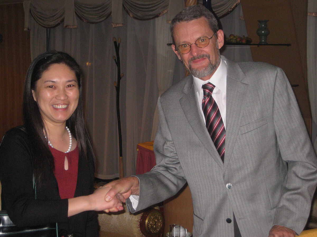 Professor Ulrich Stadtmüller, Vizepräsident der Universität Ulm, mit Professorin Pin Han, der ersten Vorsitzenden des Ulmer Alumni-Clubs im chinesischen Wuhan