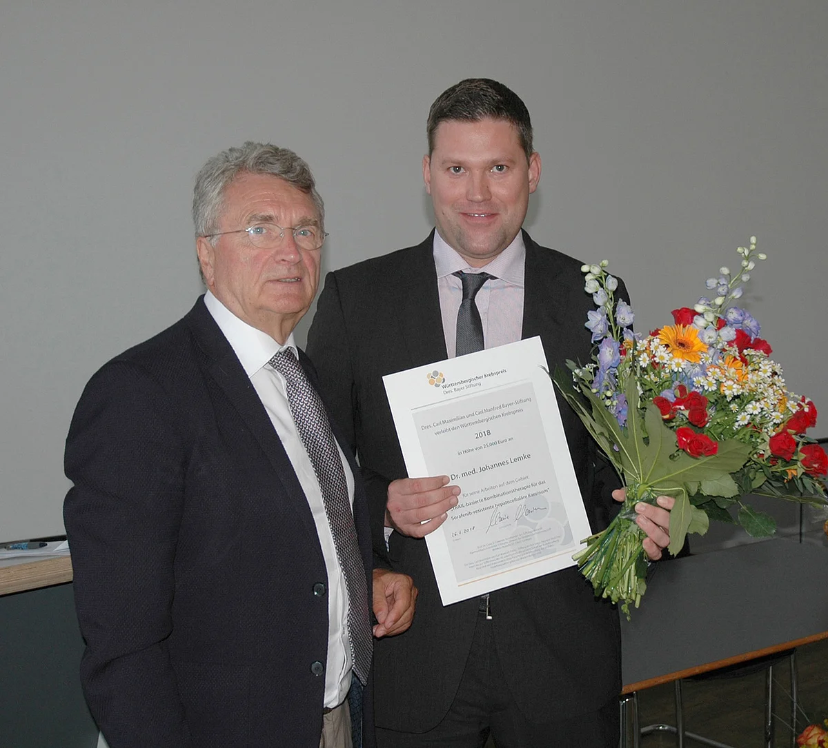 PD Dr. Johannes Lemke (re.) erhielt den Preis für das beste Projekt. Links im Bild: Prof. Dr. Claus D. Claussen