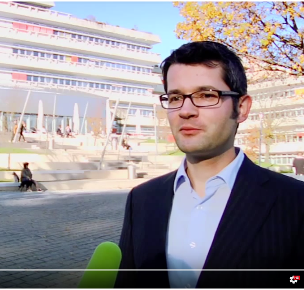 Herr Schierle studiert WiMa und steht vor den Universität Ulm, Start: YouTube-Video