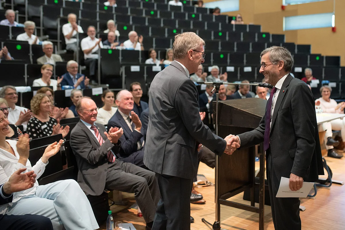 HRK-Präsident Prof. Walter Rosenthal bedankt sich bei Dieter Kaufmann 