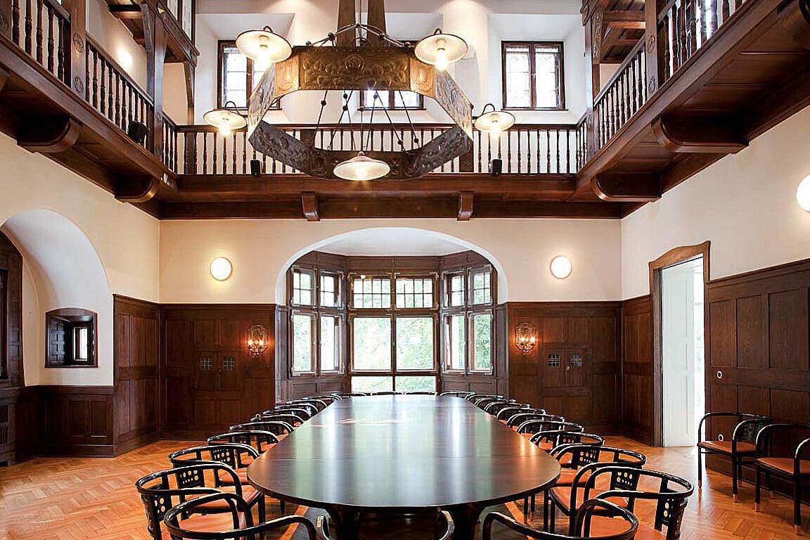 You see a meeting room in the Villa Eberhardt.