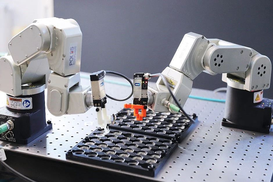 Roboter bauen Batterien