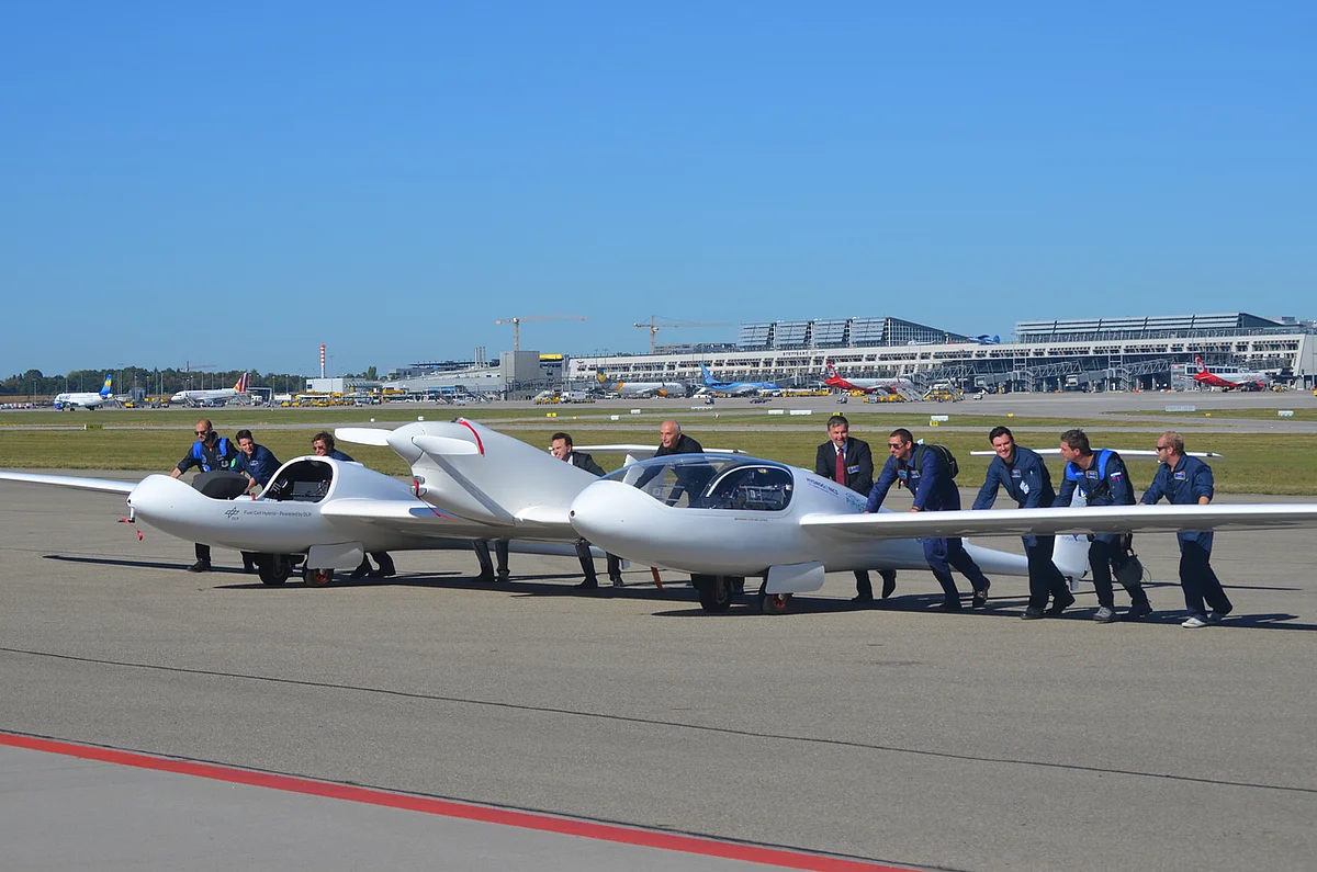 Das Brennstoffzellen-Flugzeug wird in die Parkposition gebracht (Foto: Uni Ulm)