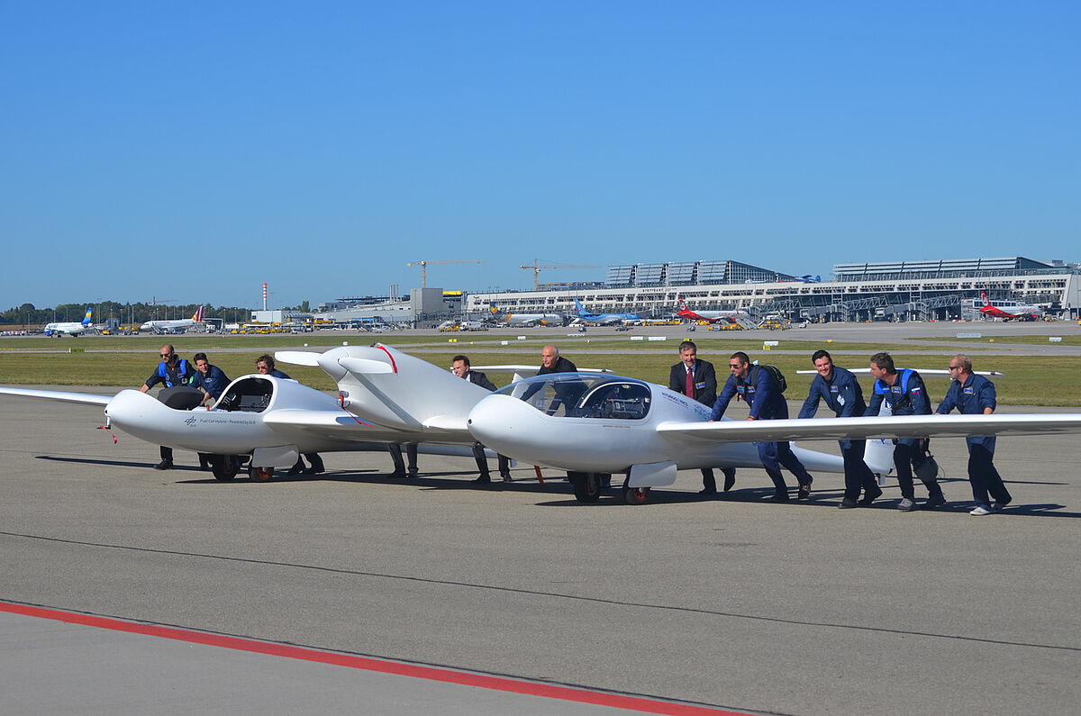 Das Brennstoffzellen-Flugzeug wird in die Parkposition gebracht (Foto: Uni Ulm)