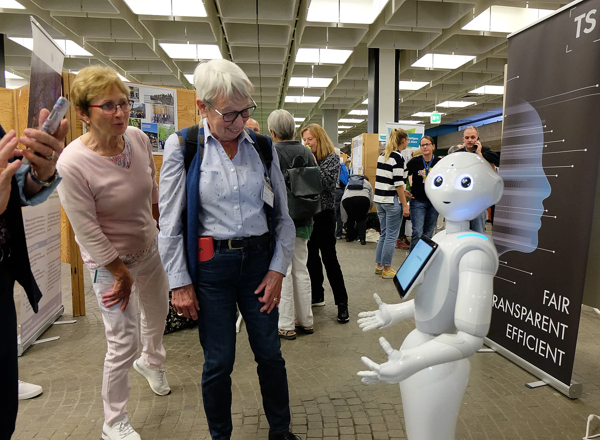 Roboter Pepper interagiert mit älteren Damen