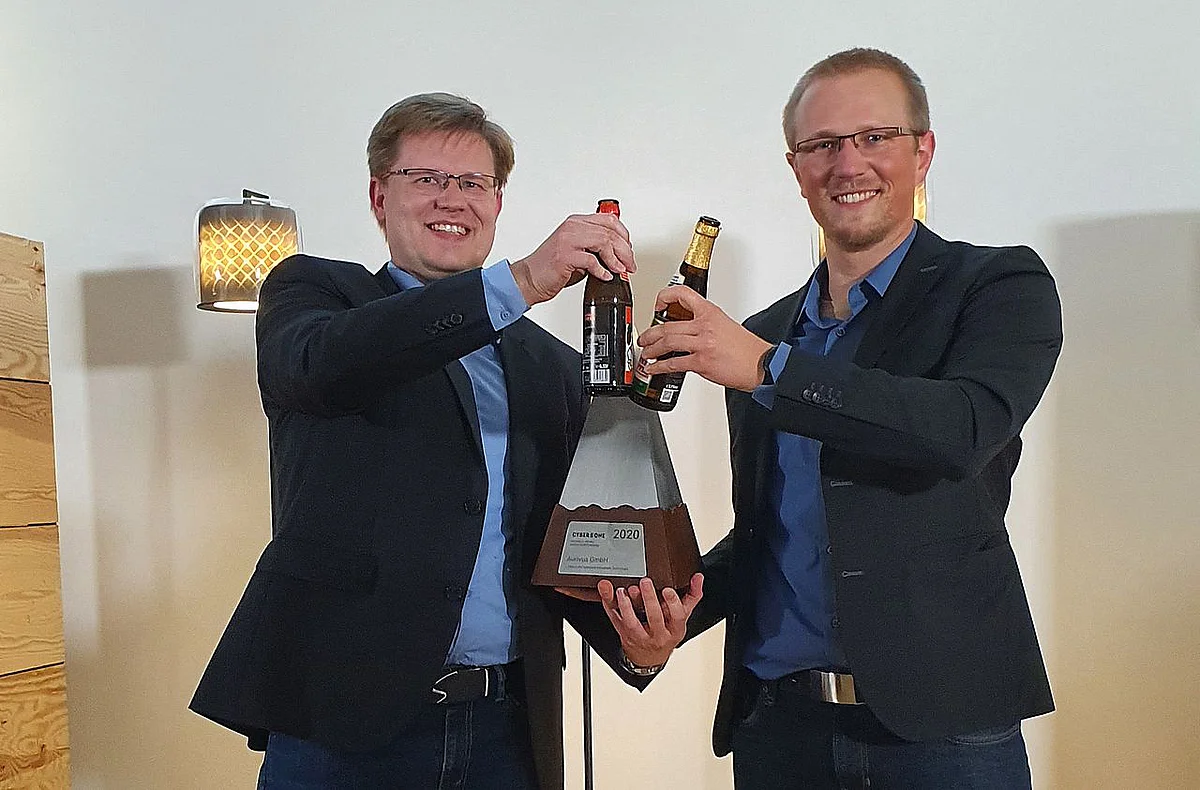 Dr. Stefan Hörmann und Martin Bach mit Siegertrophäe des CyberOne-Preises (Foto: Aurivus) 