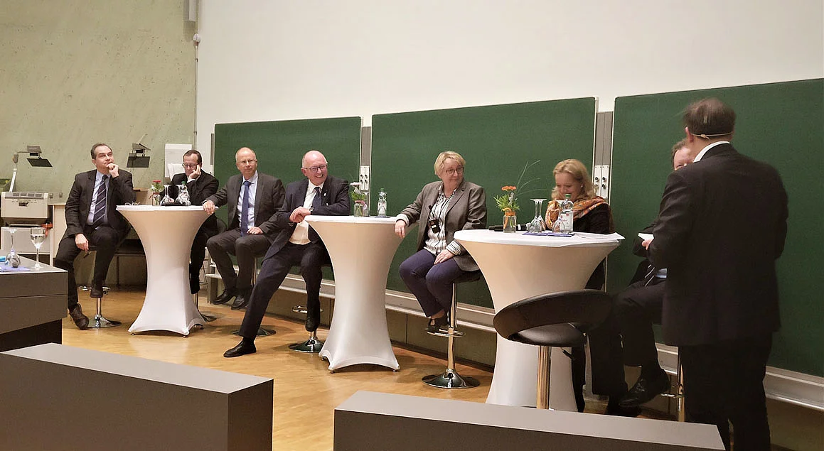 v.l.) Dr. Thorsten Fleischer (KIT), Armin Rupalla (RA Consulting GmbH), Prof. Klaus Dietmayer (Universität Ulm), Prof. Albert Albers (KIT), Landeswissenschaftsministerin Theresia Bauer, Dr. Anna-Maria Karl (Daimler AG), (verdeckt) Prof. Wolfram Ressel (Rektor Uni Stuttgart), (von hinten) Moderator Dr. Wolfgang Fischer (e-mobil BW)