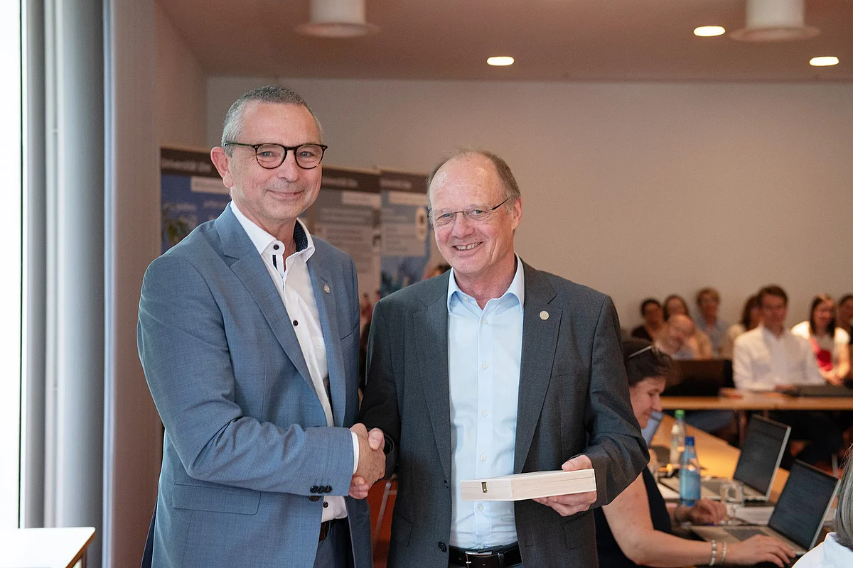 Präsident Prof. Michael Weber (re.) wurde von Prof. Michael Kühl als Vorsitzender des Senats verabschiedet.