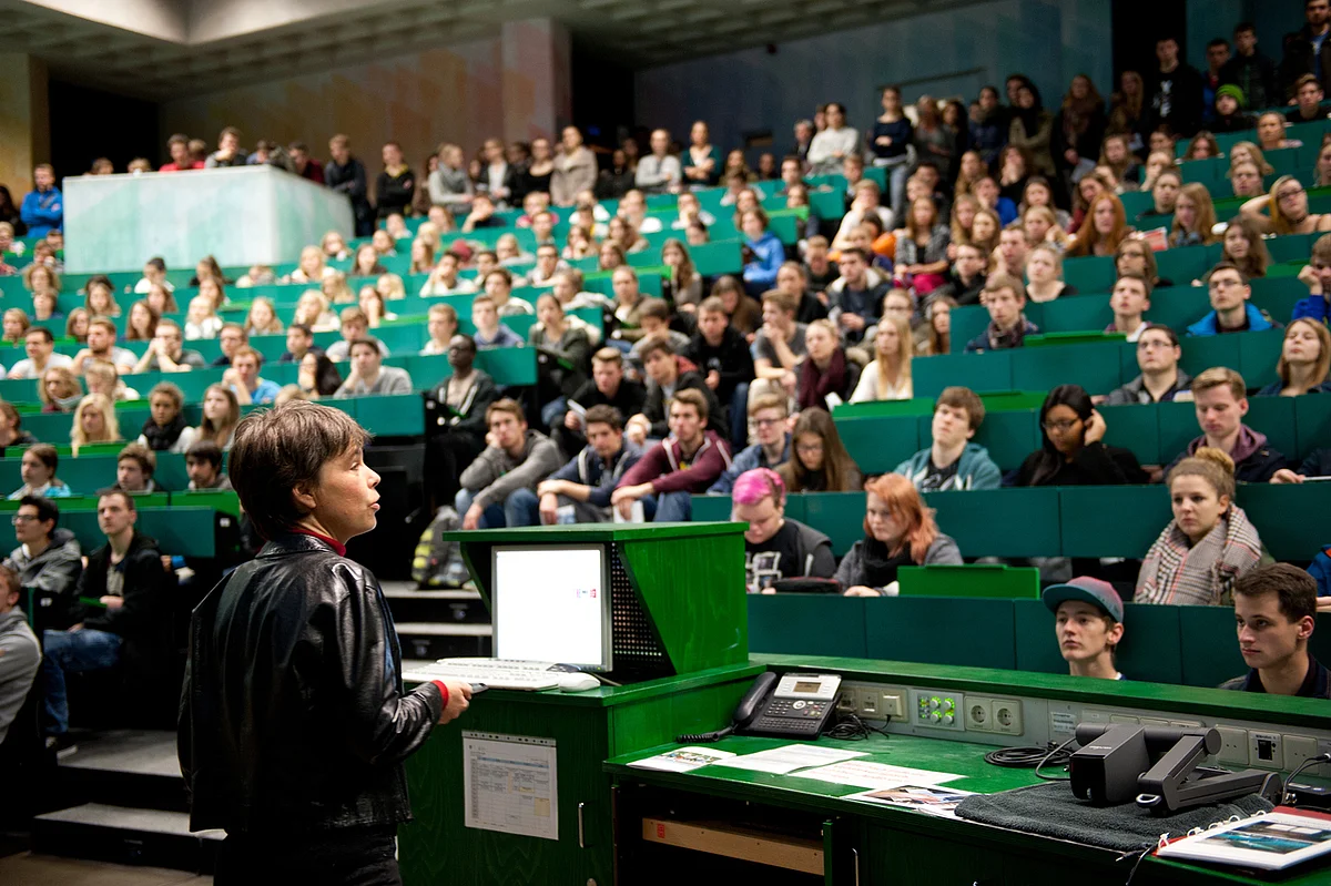Wie schon im letzten Jahr wird auch dieses Mal die Vizepräsidentin für Lehre und Internationales, Professorin Irene Bouw, die Studieninteressierten am Studieninfotag begrüßen (Foto: Eberhardt/kiz)