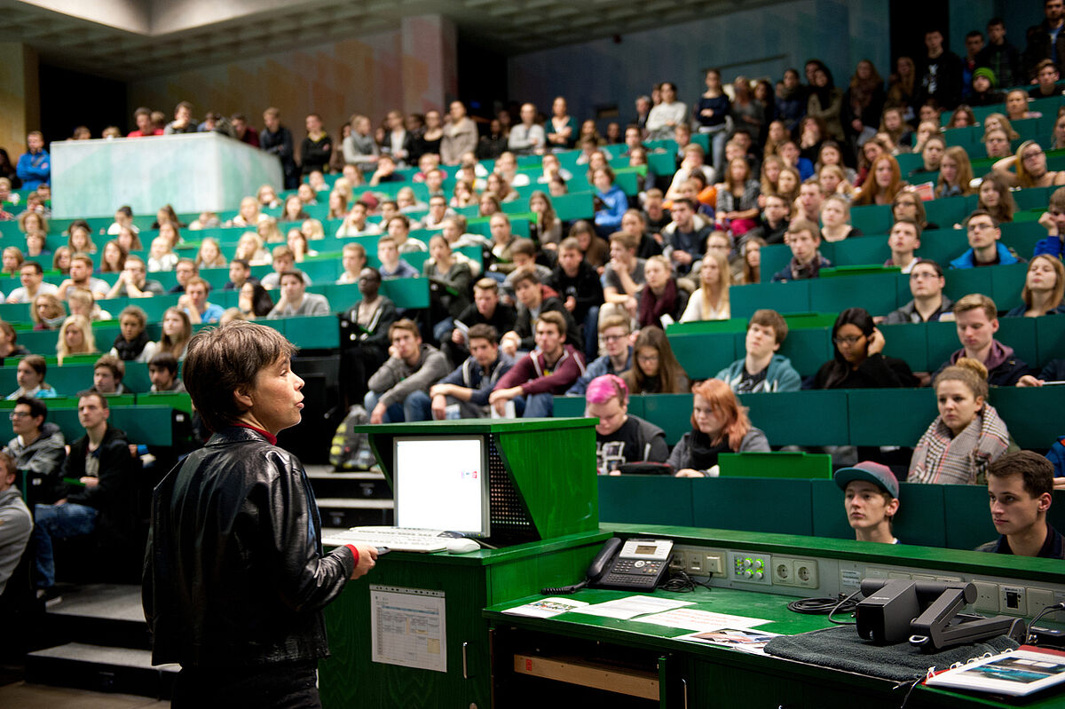 Wie schon im letzten Jahr wird auch dieses Mal die Vizepräsidentin für Lehre und Internationales, Professorin Irene Bouw, die Studieninteressierten am Studieninfotag begrüßen (Foto: Eberhardt/kiz)